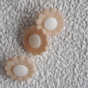 Guzik dziecięcy kwiatek beżowy
