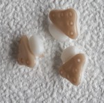 Guzik dziecięcy grzybek beżowy